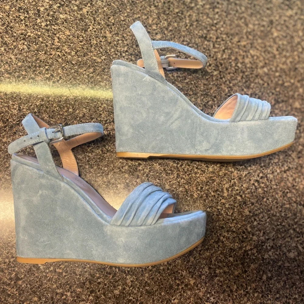 “STUART WEITZMAN” Suede Platform Wedge Sandal
